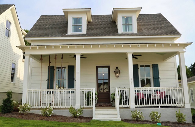 Sweet Baby Magnolia at The Lamar...Charming Cottage By the Square near Campus!