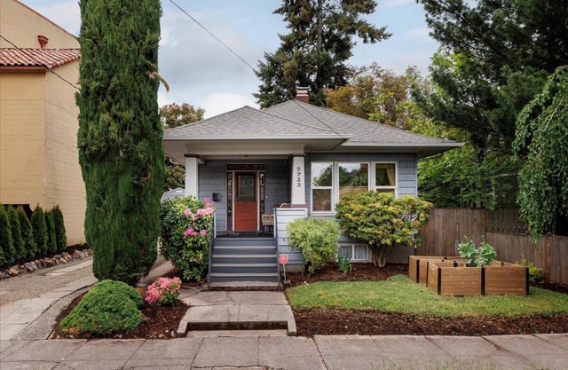 Sweet Bungalow in Hip SE Portland Hawthorne area