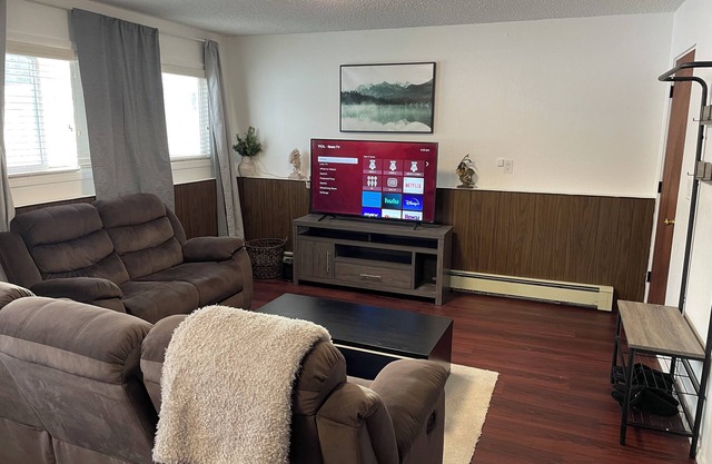 Sweet Caroline w/ Mtn view. Entire Downstairs Unit. Quiet family-friendly