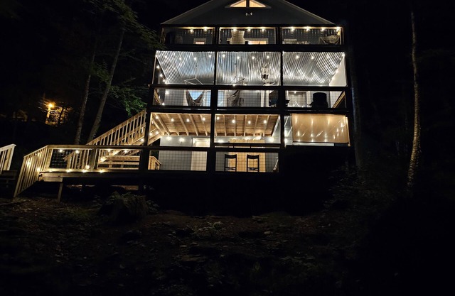 Sweet chalet hot tub pool outdoor movie screen between Banner Elk and Boone