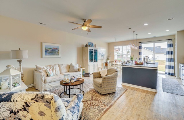 ‘Sweet Dreamin’ Townhome ~ 7 Mi to Beach!