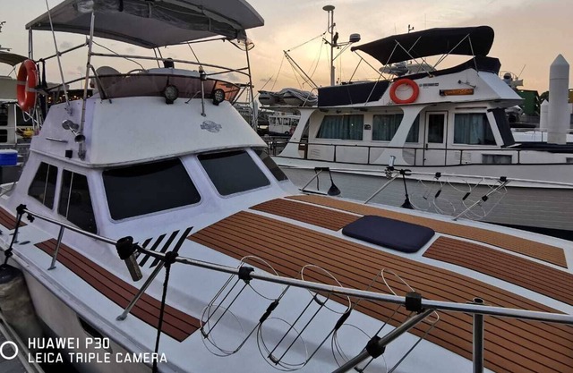 Dulce y elegante barco a casa frente al mar