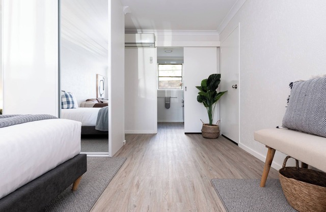 Sweet Escape: Studio with Parking & WiFi