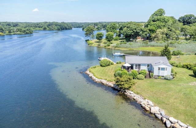 Sweet Family Cottage on Beautiful Potter's Pond in East Matunuck
