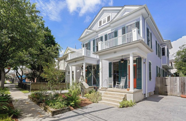 Sweet, historic 4BR w/ private YARD & porches in safe Uptown area - WalkScore 93