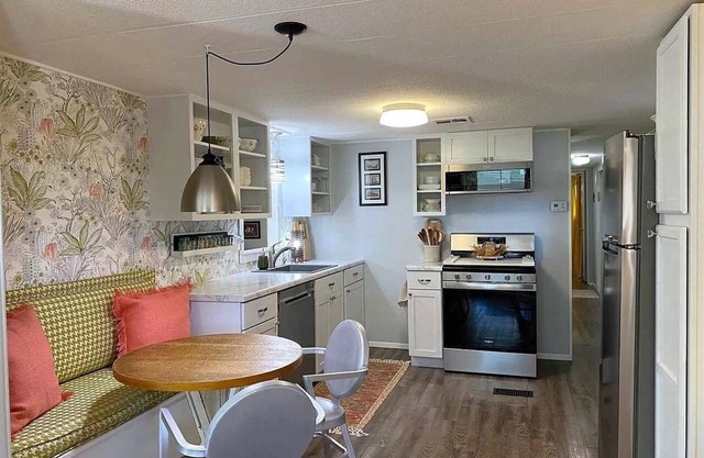 Sweet little Casita located in the heart of Yuma. 55+ park. Golf Cart included