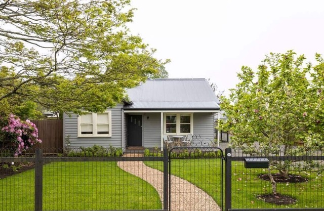 Sweet Magnolia Cottage in the heart of Trentham