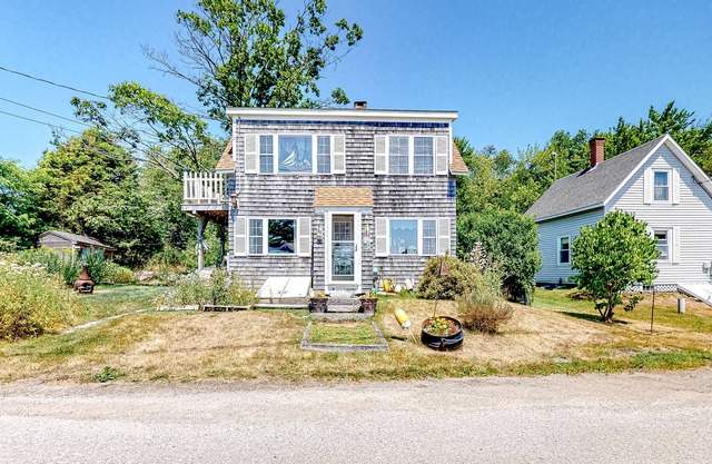 Sweet, ocean view cottage overlooking Clark Cove with fast WiFi