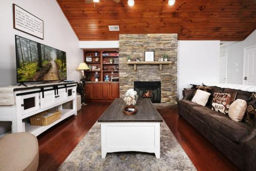 Sweet Pea Cottage Updated furnishings arcade game HOA Community Outdoor Pool