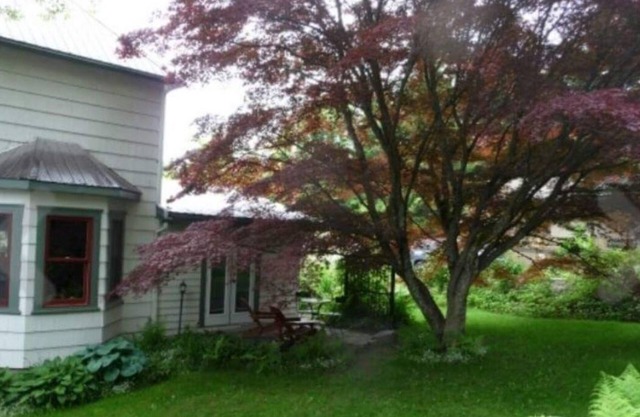 Sweet private studio just minutes from the downtown core.