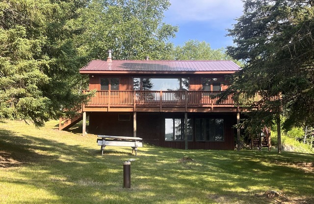 Sweet Retreat Cabin on Crane Lake with onsite parking and Air Conditioned!