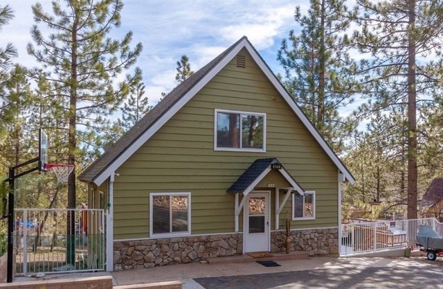 Sweet Retreat - Spectacular Little Hideaway, Cozy Family Getaway Near The Lake! 3 Bedroom Home