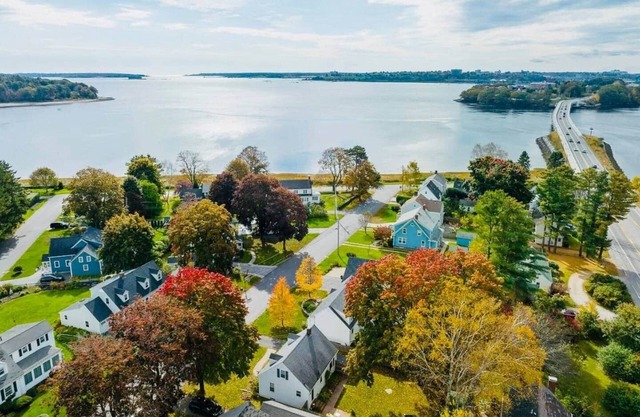 Sweet 3 bedroom, 1 bath - 1 minute to Portland and steps from ocean!