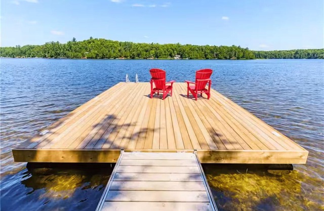 Sweet Summer Retreat~private beach, hot tub, 3 brm