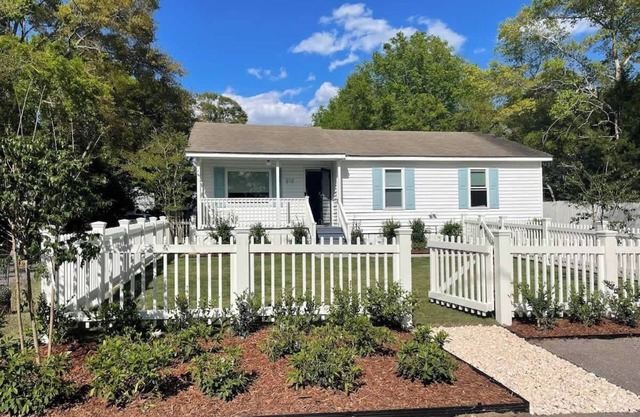 ✰ Charming 4BR ✰ Heart of Old Village!