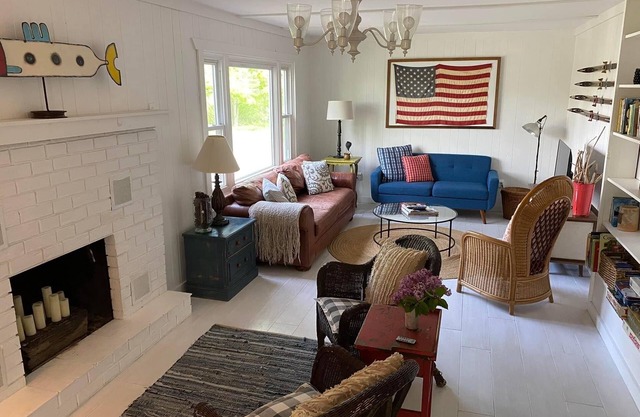 Sweetwater Cottage es una cabaña bien curada a una cuadra del lago Hamlin