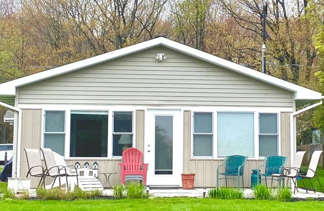 Sweetwater Cottage on channel of Lower Hamlin Lake