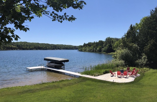 Nadar, andar en bicicleta, disfrutar de 3 camas, 4 baños en casa frente al lago en Traverse City