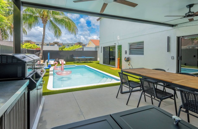 Swim, Sip & Stay-Your private POOL Gateway!!Midway to Key Largo and Miami Beach.
