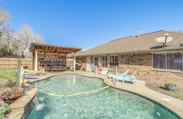 Swim & Unwind: Pet-Friendly Home in Spring!