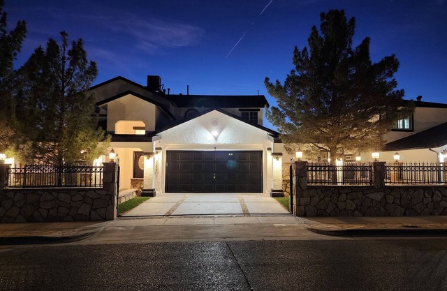 Swimming pool, 4 bedroom 2.5 bath + bonus room, outdoor dining and outdoor TV