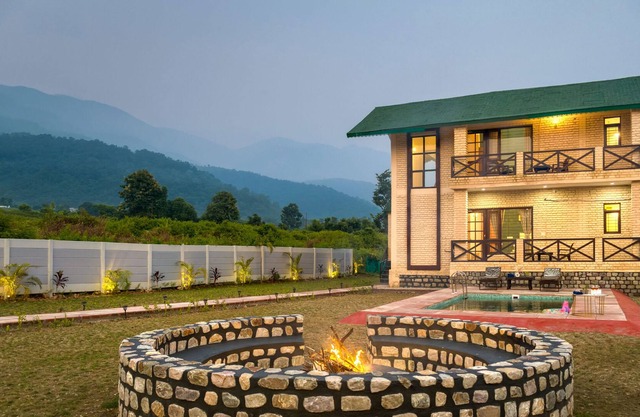 Swimming Pool, Bonfire, Hot Water Jacuzzi, 360 mountain view, Balcony
