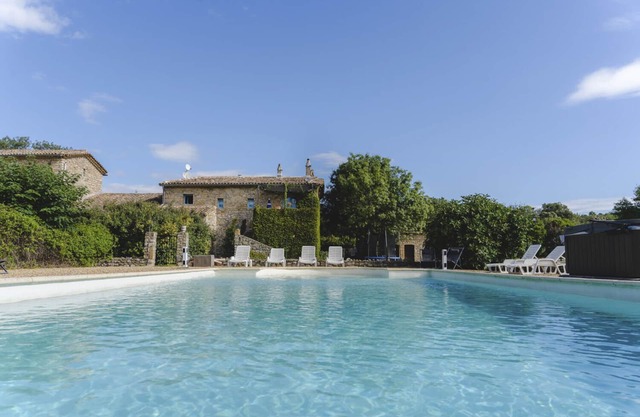 Casa rural con piscina y jacuzzi en medio de los viñedos.