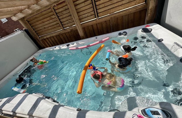 Swimspa Entire home 4 Bedroom|Gym|Fire pit| Milton near Toronto|Niagara
