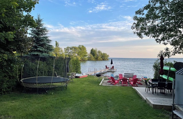 Swing Bridge Cottage on Lake Simcoe - Waterfront