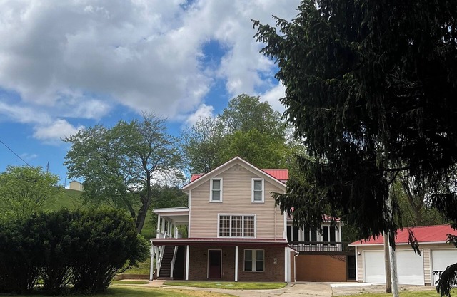 Swiss Festival? Fall foliage? We got you! Country Home on a private drive
