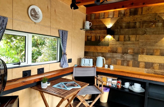 Swiss-Kiwi Cottage/ Tiny House. inkl. Breakfast, Jacuzzi option.