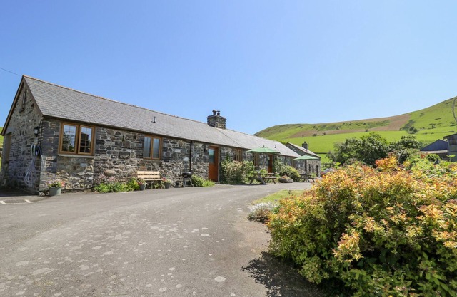 SWN Y NANT, family friendly, character holiday cottage in Tywyn