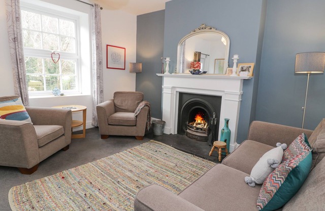SWN YR AFON, pet friendly, character holiday cottage in Tywyn
