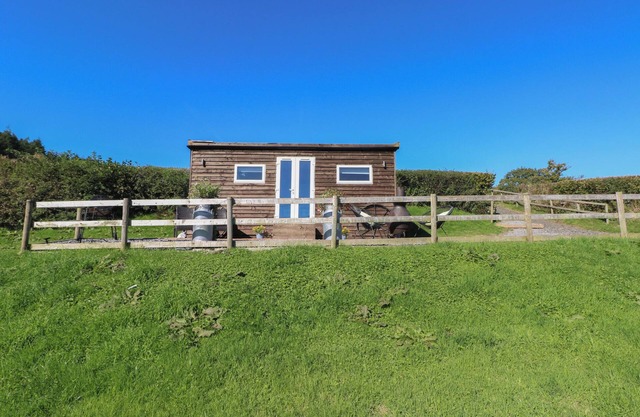 SYCHNANT FARM RETREAT, with a garden in Pontarddulais