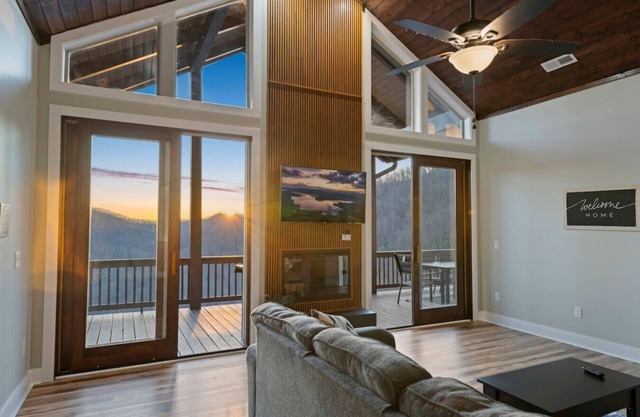 Sylva Retreat, King Suite, Mountain View, and Hiking!