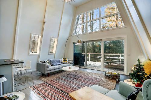 Sylvan Park: 3 br A-frame w/deck near Village