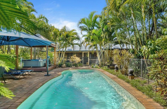 Synergy Beachside Nudist Retreat QB/Hot tub Heated pool private gardens