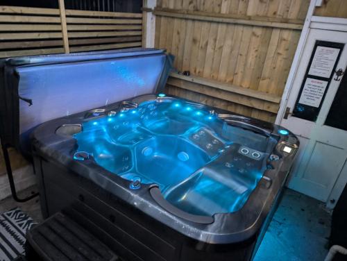 Synod Farm Cottage, 5 Person Hot Tub, Pets Welcome
