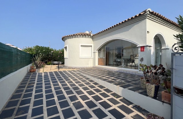 T-0120; pequeña villa a 800 m de la playa