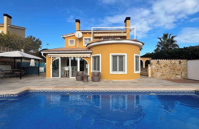 T-0624 Bonita Villa con jardin y piscina privados