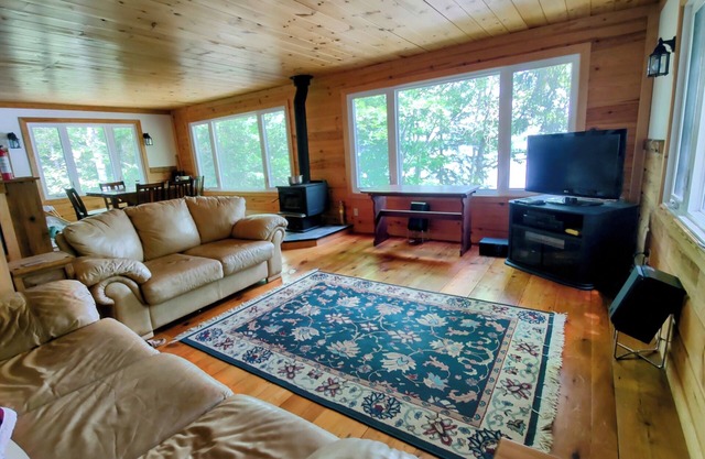 T&A Hideaway - Beautiful wood cottage on the edge of Algonquin Park