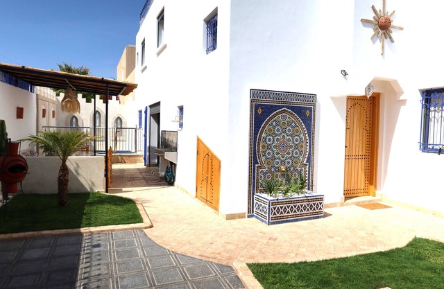T B Blue villa with garden, family pool, solarium. 5mn from the beach.