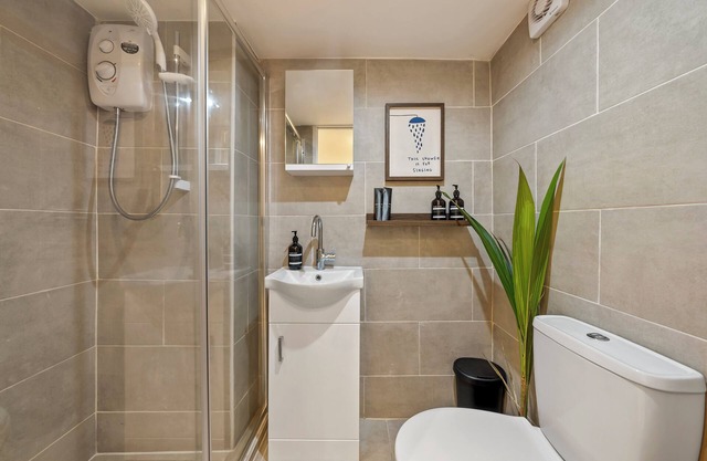 tnChic Modern Hideaway in Little Venice [2]