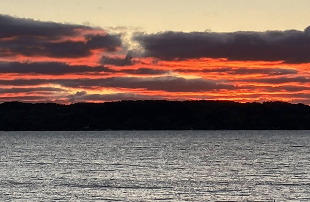 T. P. 'S Place en el impresionante Aguas Aqua Blue de Torch Lake