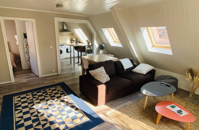 T2, air-conditioned with terrace, in pedestrian zone with rooftop views.