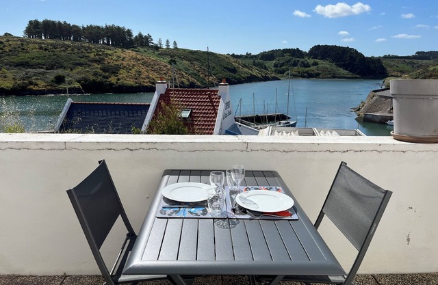 T2 apartment with terrace and view of Sauzon ria