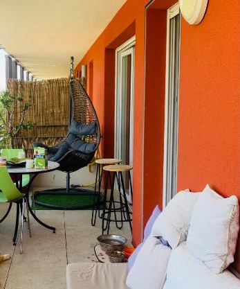 T2 avec grande terrasse plongeant sur une forêt
