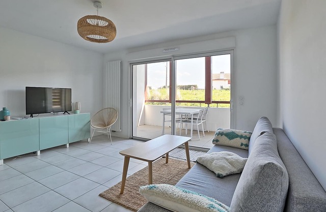 T2 cosy with terrace parking, beach nearby, Acotz
