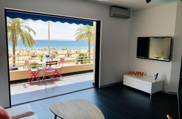 T2 Front de Mer 2pers 1 minute de la plageT2 de 44 m2 plus terrasse 16m2 , vue mer panoramique et en face de la plage Cet appartement refait à neuf bénéficie d'un confort et d un équipement optima Cet appartement est idéal pour 2 personnes avec sa chamb