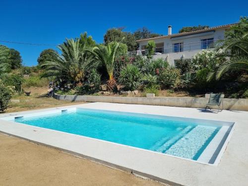 T2, rez de villa avec piscine